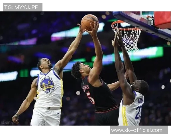 与恩比德并肩作战埃奇库姆赞叹他的实力与魅力无与伦比